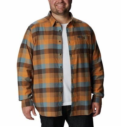 Langærmet flannel herreskjorte med brystlomme og knapper.