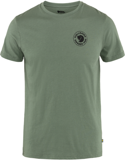 Hvid t-shirt med rundt logo på brystet.
