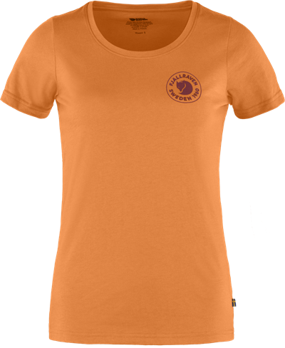 Kvinde i kortærmet t-shirt med Fjällräven logo foran.