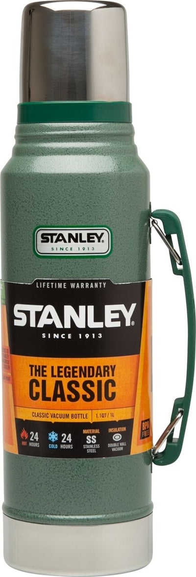 Grøn Stanley termoflaske med kop og skruelåg.