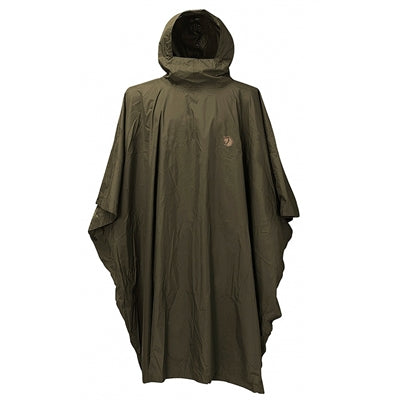 Grøn regnponcho med hætte fra Fjällräven.