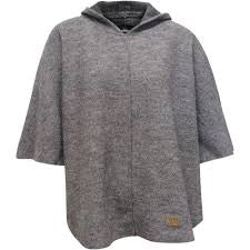 Poncho med hætte i kogt uld på person.