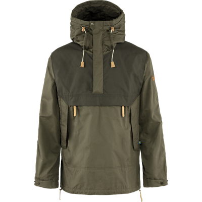 Mand i Fjällräven anorak med hætte og lommer.