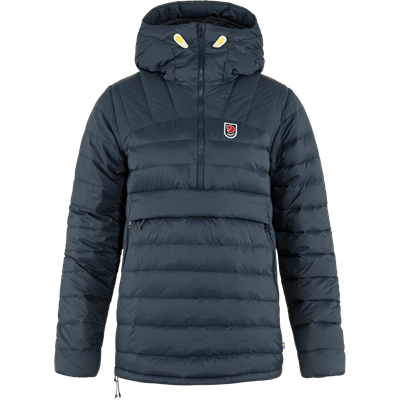 Kvinde iført blå Fjällräven anorak i snedækket landskab.