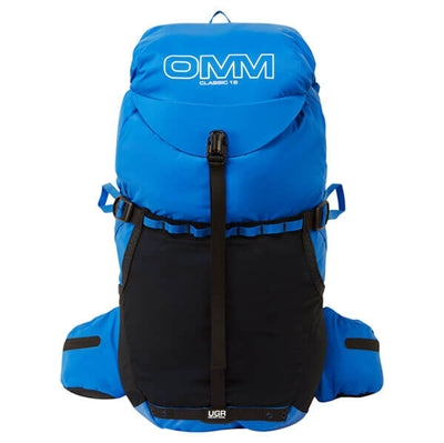 Grå backpack med flere lommer og justerbare stropper.