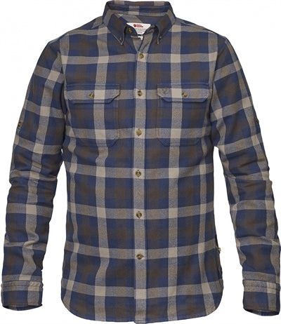 Langærmet skjorte med to brystlommer og knaplukning.