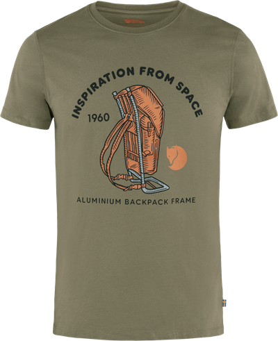 Mand T-shirt med rund hals og rygsæk-inspireret print.