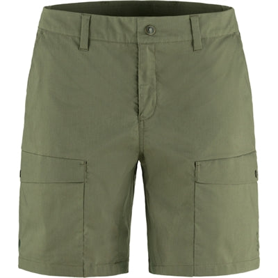 Kvinde iført grønne vandreshorts med lommer og høj talje