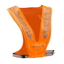 Mand i orkange refleksvest med LED-belysning og justerbar pasform.