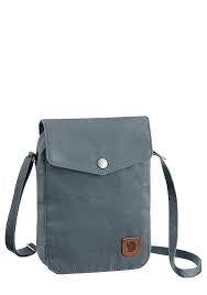 Sort, minimalistisk Fjällräven taske med justerbar crossbody rem.