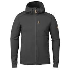Mand iført Fjällräven fleece hættetrøje med lommer.