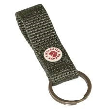 Farverig nøglesnor med Kånken logo og metaldetalje.