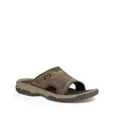 Brun lædersandal med lys sål og to stropper.