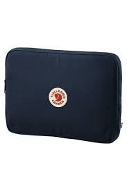 Sort Fjällräven Kånken laptop sleeve med lynlås og lomme.