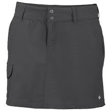 Kvinde skort med integrerede shorts til udendørs aktiviteter.