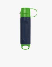 Bærbar vandfilter i blå plast med flip-låg.