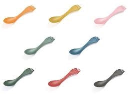 Genanvendelig spork i biobaseret plast på hvid baggrund.
