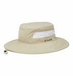 Beige solhat med bred skygge og ventilationspaneler.