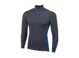 Mand iført langærmet merinould trøje med halvlynlås.