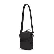 Sort crossbody taske med justerbar skulderrem og lommer.
