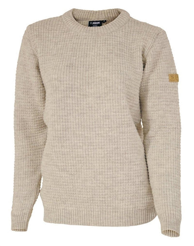 Grå strikket sweater med rund hals og ribkanter.