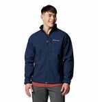 Mand model i sort softshell jakke med lynlåslommer og justerbare manchetter, egnet til allround udendørsbrug.