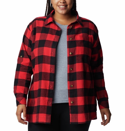 Rød og sort ternet flannel skjorte med lange ærmer.