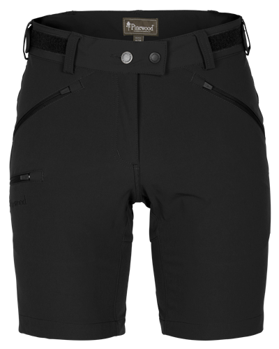 Kvinde iført Pinewood Abisko letvægts shorts med stræk, lynlåslommer, justerbar talje og vandafvisende finish.