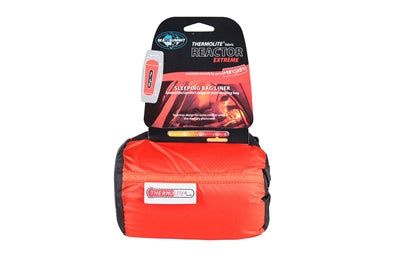 Rød mumieformet soveposeforing med snøre og opbevaringspose.