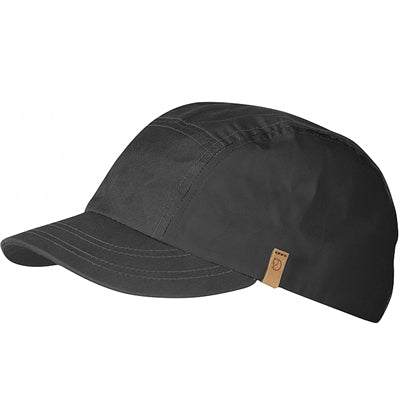 Grøn trekking cap med kort skygge og læderlogo.