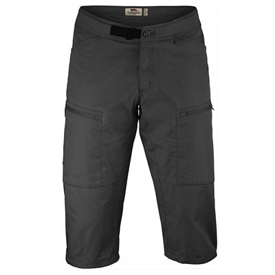 Mørkegrå shorts med lynlåslommer og bælte.