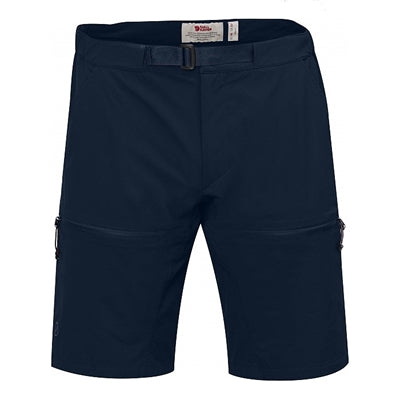 Mørkeblå shorts med flere lynlåslommer og bælte.