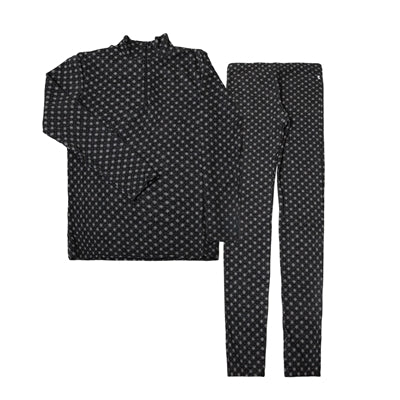 Kvinde iført sorte slim fit leggings i merinould.