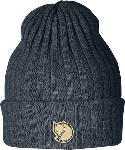 Blå Fjällräven hue med polar ræv logo foran.