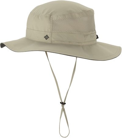 Beige solhat med bred skygge og mesh-ventilation.