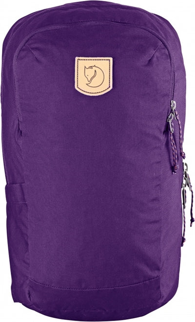 Lilla rygsæk med Fjällräven logo og lynlåse.