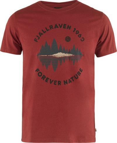 Kortærmet T-shirt med fortrykt landskabsdesign på forsiden.
