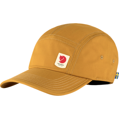 Let og ventilerende kasket med reflekterende Fjällräven logo.
