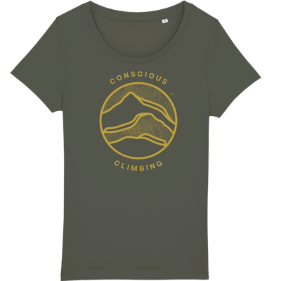 Kvinde iført miljøvenlig grå T-shirt, ser afslappet ud.