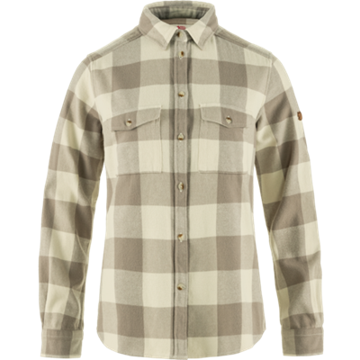 Kvinde langærmet rødternet flannel skjorte med brystlommer.