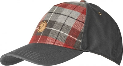 Grøn og gråternet baseballkasket med læderlogo foran.
