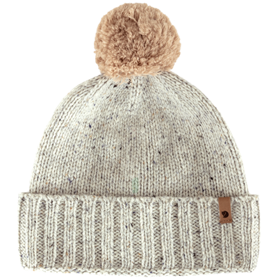 Ribstrikket hue med pompom og læderlogo.