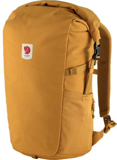 Sort Fjällräven rygsæk med rolltop og sidelommer.