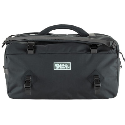 Sort duffelbag med skulderstrop og lynlåslommer.