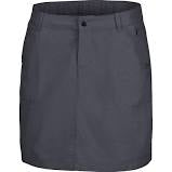 Kvinde i udendørs skort, praktisk og alsidigt design.