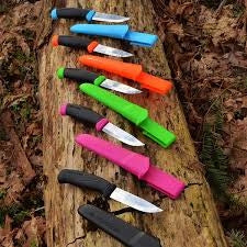 Grøn kniv med poleret blad og gummigreb håndtag.