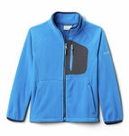 Blå fleecejakke med lynlås og lommer foran.