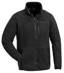 Mand i Pinewood Finnveden Fleece Jakke med lynlås.