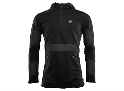 Mandlig model iført mørk grå merino uld anorak.