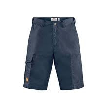 Beige outdoor shorts med lommer og knælangt snit.